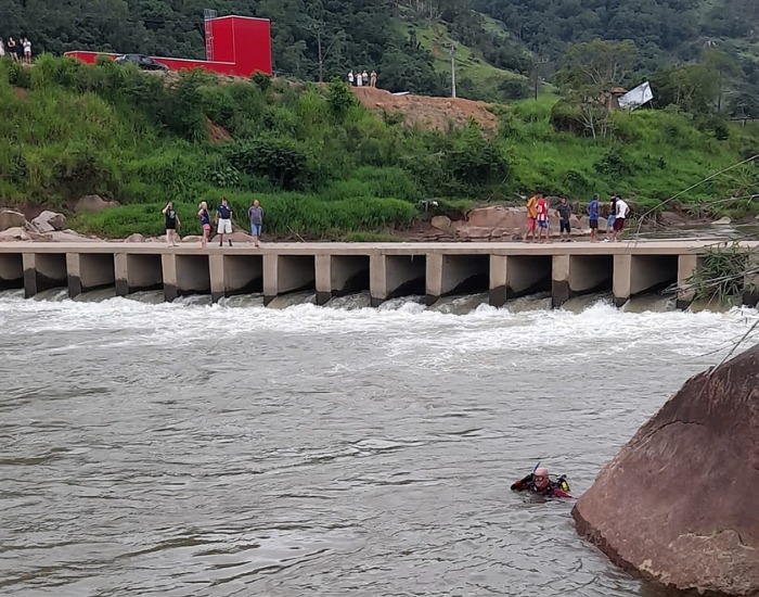 Bombeiros continuam buscas por criança que caiu no rio em Pedras Grandes