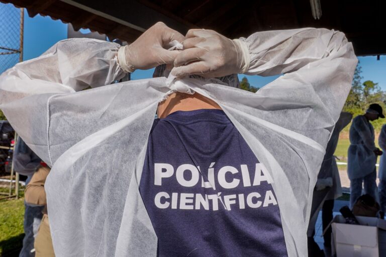 Equipe da Polícia Científica de SC